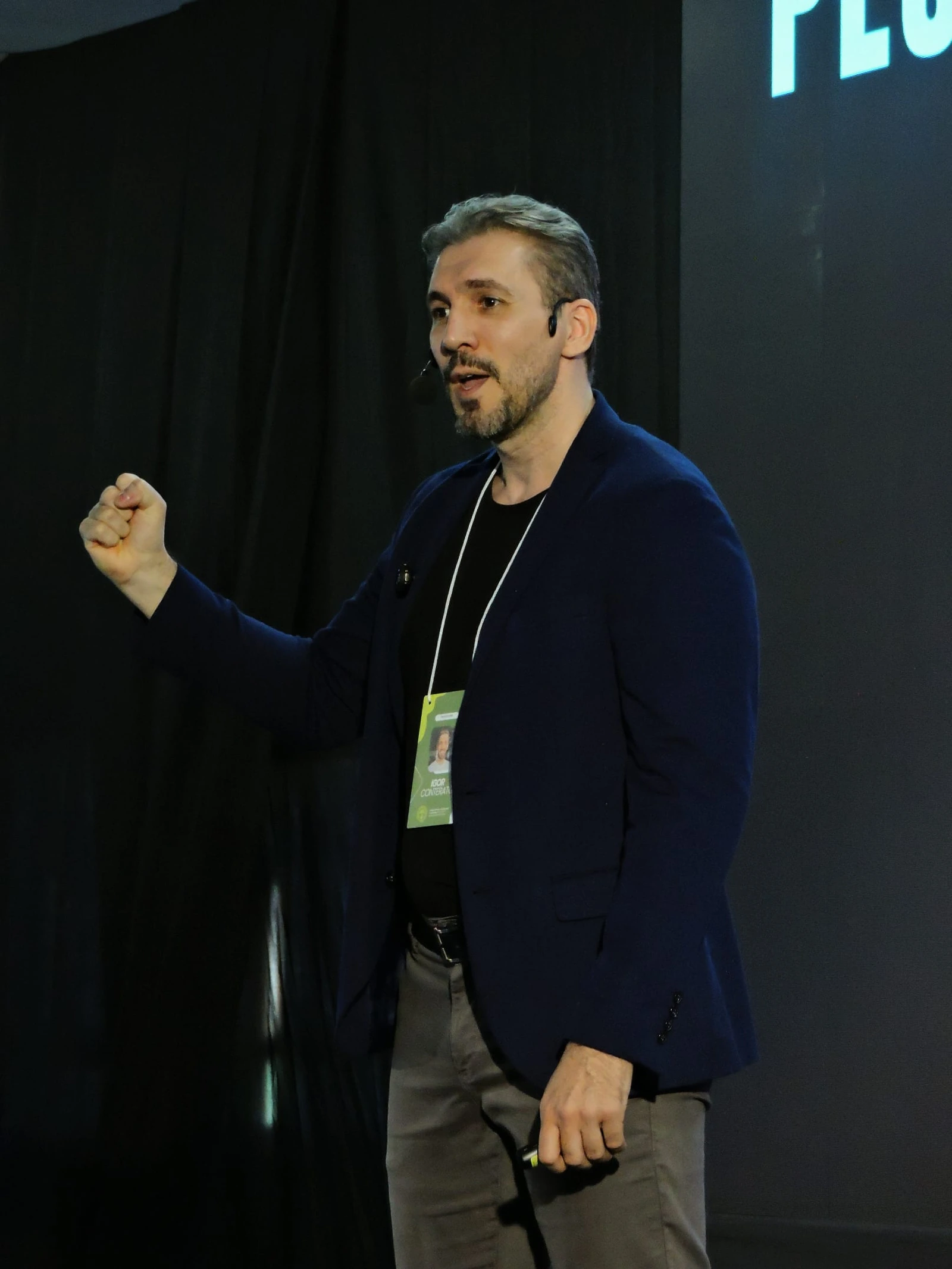 Igor Conterato conduzindo uma experiência prática