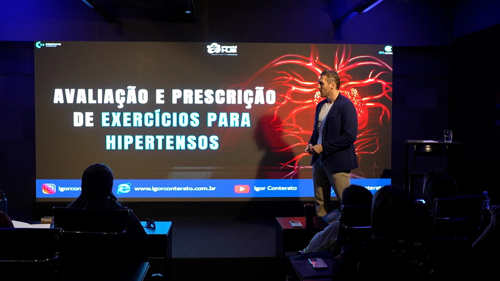 Igor Conterato no palco do Laboratório de Musculação